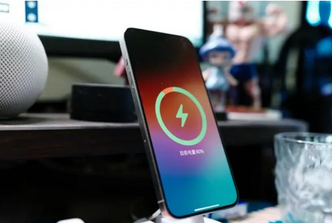 天水苹果15换屏服务分享用什么充电器给iPhone15充电更好 